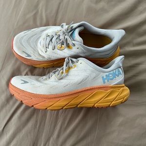 Hoka Arahi 6